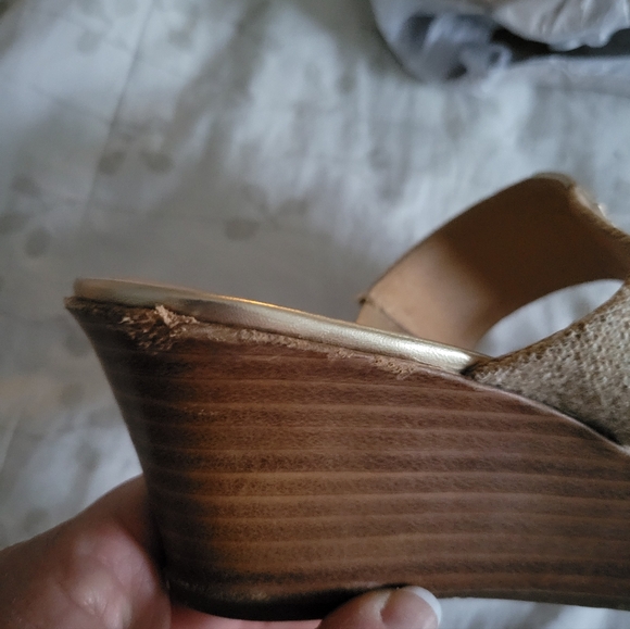 Jack Rogers gold wedges - sz 9 - Picture 4 of 7